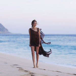 SHIHOが近況報告、ハワイの海辺を歩く女神のよう