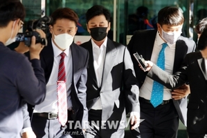 【フォト】ヤン・ヒョンソク元代表、遠征賭博の第2回公判に出席