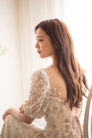 『私を愛したスパイ』ユン・ソヒ、高級感あるウエディングドレス姿のスチール公開