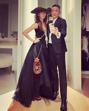 キム・ミン&実業家の夫がハロウィン・パーティーへ…セクシー黒ドレス姿公開