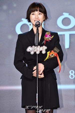 【フォト】チョン・ユミに主演女優賞「愛らしいハート」＝韓国映画評論家協会賞