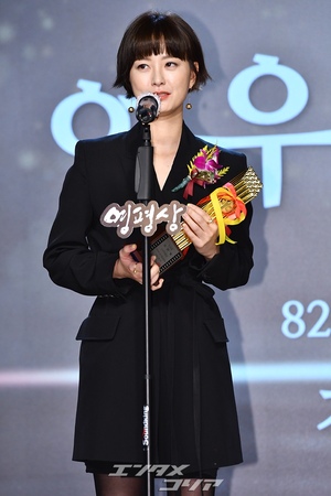 【フォト】チョン・ユミに主演女優賞「愛らしいハート」＝韓国映画評論家協会賞