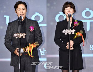 イ・ビョンホン&チョン・ユミに男女主演賞「こんなに長い賞賛を…」=韓国映画評論家協会賞