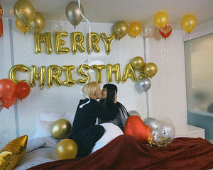 一足早くクリスマス気分のヒョナ&DAWN、ベッドの上で幸せ笑顔