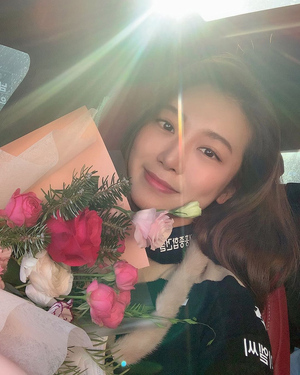 アン・ソヒョン、花束を持ってまぶしい美しさアピール