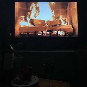 今冬は暖炉の動画を眺めながらミールキットを使った料理はいかが?