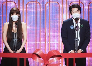 【フォト】ユ・ジェソク＆チョ・インソン出席「2020 MBC芸能大賞」