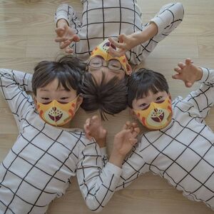 ソン・イルグクの三つ子、トラ柄のマスクで新年のあいさつ