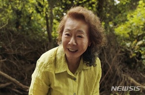 『ミナリ』ユン・ヨジョンの「おばあちゃん力」米演技賞で8冠