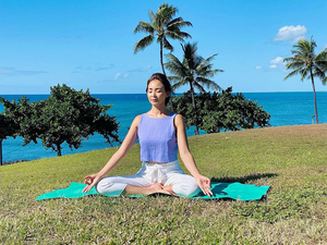 SHIHO、ハワイの海辺で瞑想 「無性に悲しいとき、不安なとき」