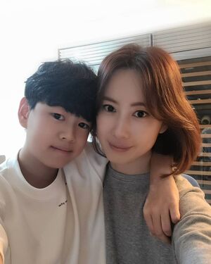 ホン・ウニ&ユ・ジュンサン夫妻、イケメン次男も公開「両親そっくり」