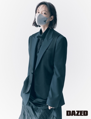【フォト】イ・ナヨン、マスクを着けても隠せないオーラ＝「DAZED」