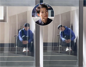 ソン・ジュンギ、階段にしゃがんで何してるの? 相変わらず少年のよう
