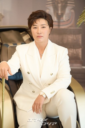 【フォト】パク・セリ女子ゴルフ韓国代表監督、白のスーツで登場