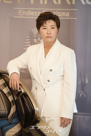 【フォト】パク・セリ女子ゴルフ韓国代表監督、白のスーツで登場