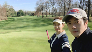 クォン・サンウ、妻ソン・テヨンとゴルフ…春の日に一段と輝くカップル