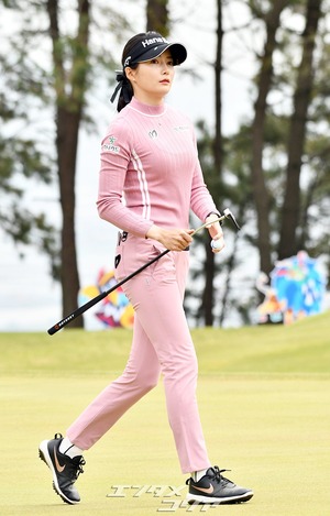 【フォト】「彫像のような美女」チョン・ジユ、ピンクの装いで見事なスイング