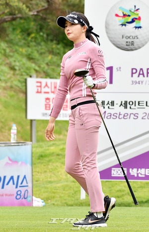 【フォト】「彫像のような美女」チョン・ジユ、ピンクの装いで見事なスイング