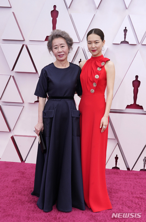 【フォト】第93回アカデミー賞のレッドカーペットに立ったユン・ヨジョン＆ハン・イェリ