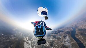 「ウイングスーツ」を着て空を飛ぶ