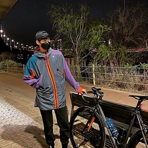 キム・スヒョン、自転車で公園を散歩? 深夜でも輝くビジュアル