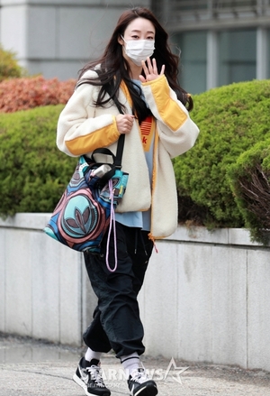 【フォト】チェ・ヨジンのスポーティーな通勤ファッション