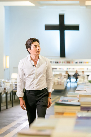 チャン・ドンゴン「ヒューストン国際映画祭で『Back to the Books』が受賞し、光栄」