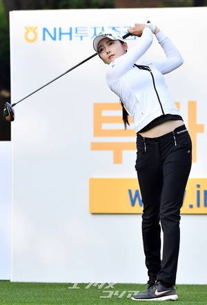 【フォト】「アイドル級の美女ゴルファー」チョン・ジユのVサイン