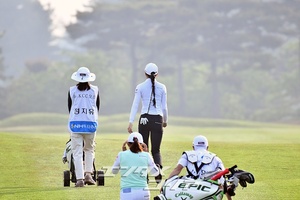 【フォト】「アイドル級の美女ゴルファー」チョン・ジユのVサイン