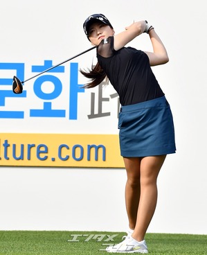 【フォト】第1ラウンドでさわやかな春色の装いを披露する女子ゴルファー