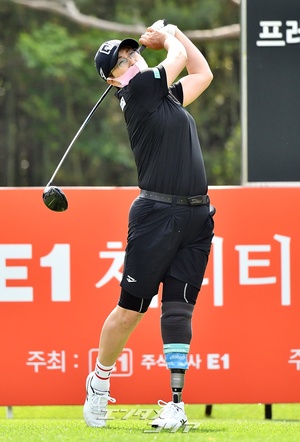 【フォト】ティーショットを放つ「義足のゴルファー」ハン・ジョンウォン