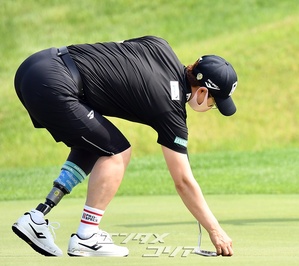 【フォト】ティーショットを放つ「義足のゴルファー」ハン・ジョンウォン