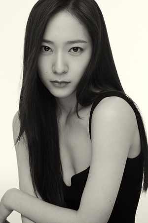 f(x)クリスタルが韓国代表俳優200人に「白黒写真でもカリスマ性+クールな美女」