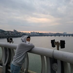 カン・ソラが漢南大橋散策 「アクセル踏む代わりに歩いて」