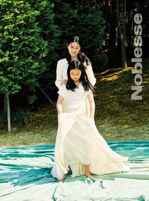 【フォト】イ・ヨンエ、娘と一緒に純白の美＆優雅さアピール