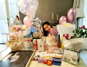48歳ソン・ユナ、誕生日プレゼントに囲まれ笑顔…「愛しています」