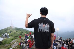 チュ・ジフン、『智異山』メンバーTシャツ姿で「下山」…ドラマへの期待アップ