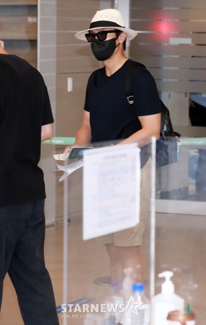 【フォト】ハーフパンツに中折帽、イ・ビョンホンの空港ファッション