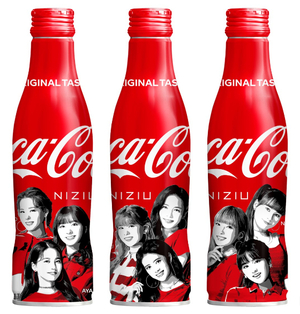 JYPのNiziU、コカ・コーラとコラボしたスリムボトル発売