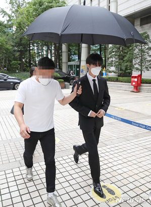 【フォト】出廷した元iKONのB.I、薬物使用容疑で