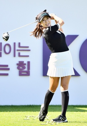 【フォト】「ゴルフの女神」アン・ソヒョン「ティーショット後の笑顔」