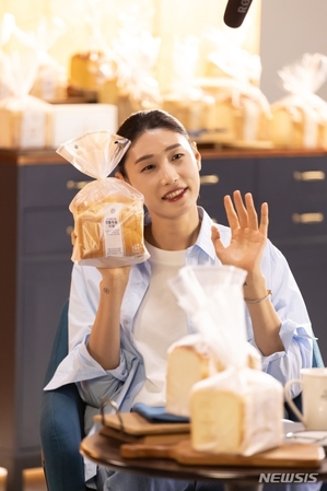 パリ・バゲット、金軟景とコラボした「韓国在来酵母食パン」広告を公開