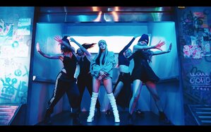 BLACKPINKリサ ソロ曲MVが再生2億回突破