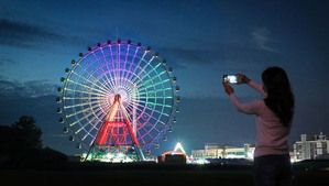 日が沈むと「レトロな感性」が浮かび上がる、田舎の大観覧車