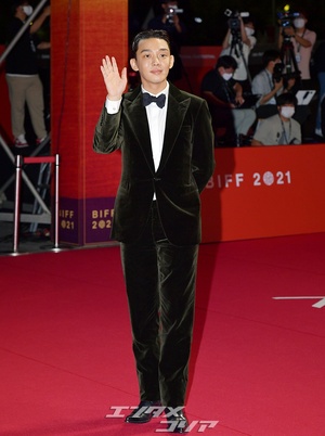 【フォト】ユ・アイン、ファッションショーのように華麗にウォーキング＝釜山国際映画祭
