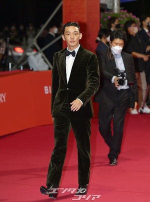 【フォト】ユ・アイン、ファッションショーのように華麗にウォーキング＝釜山国際映画祭