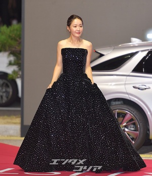 【フォト】オム・ジウォン、黒のプリンセスラインドレスで登場＝釜山国際映画祭