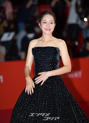 【フォト】オム・ジウォン、黒のプリンセスラインドレスで登場＝釜山国際映画祭