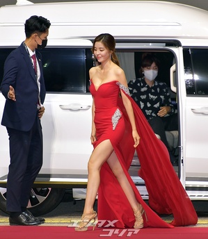 【フォト】キム・ギュリ「レッドカーペットの赤い女神」＝釜山国際映画祭