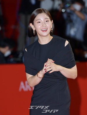 【フォト】パク・ソダム、致命的な黒のドレス＝釜山国際映画祭